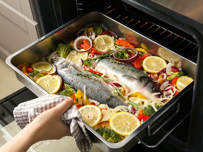 Grillez ou cuisez le poisson au four pour vivre jusqu'à 100 ans.