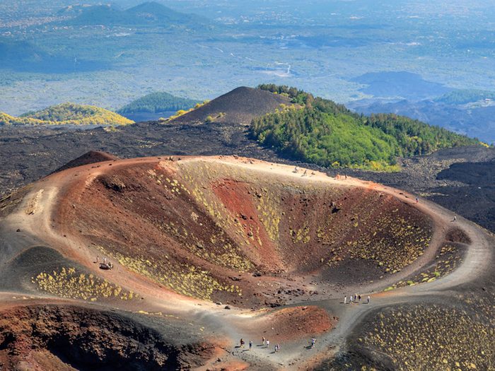 Visitez le volcan l'Etna en Italie.