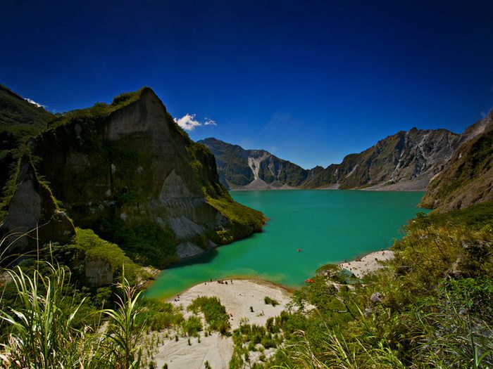 Visitez le volcan Pinatubo aux Philippines.