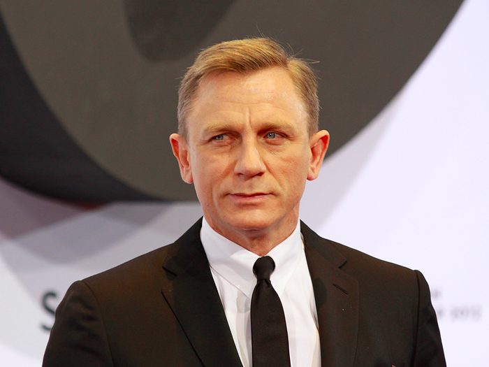 James Bond séduit les femmes, mais près des trois quarts de ses conquêtes ont tenté de le tuer.
