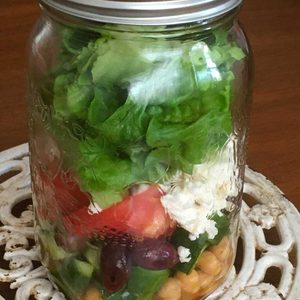 Salade grecque dans un pot