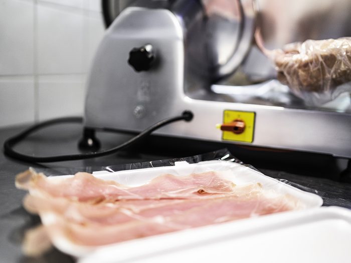 Supermarchés et insalubrité: les trancheuses à viande devraient être nettoyées toutes les 4h.