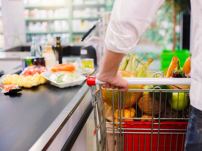 Supermarchés et insalubrité: les clients qui circulent dans les supermarchés apportent des bactéries différentes.
