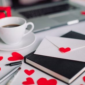 L'écriture de cartes de Saint-Valentin, de notes et de lettres d'amour contribue au bien-être et au bonheur.