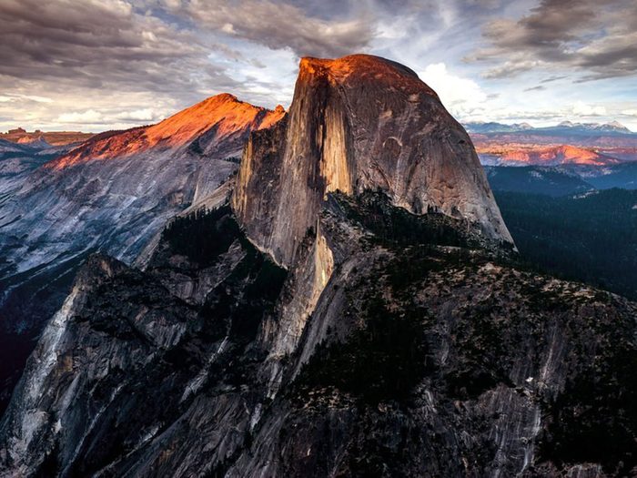 Le Half Dome, dans le parc national de Yosemite, fait partie des destinations touristiques les plus dangereuses du monde.