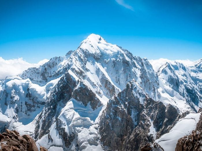 Le mont Everest au Népal fait partie des destinations touristiques les plus dangereuses du monde.