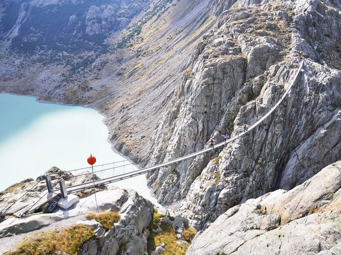 Le pont du Trift en Suisse fait partie des destinations touristiques les plus dangereuses du monde.
