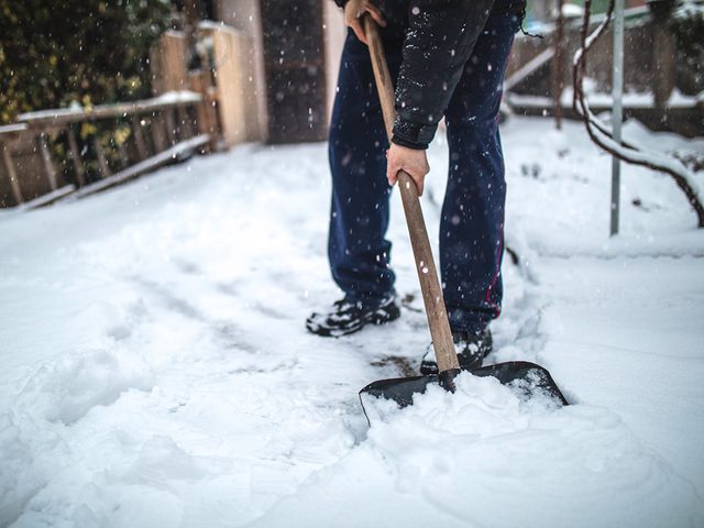 Assurez-vous de pelleter la neige plusieurs fois pendant la tempte.