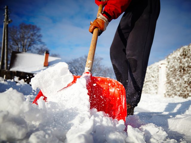 Suivez ces conseils de mdecins pour pelleter la neige sans vous blesser.