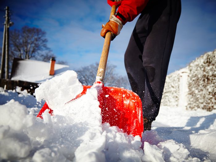 Suivez ces conseils de médecins pour pelleter la neige sans vous blesser.