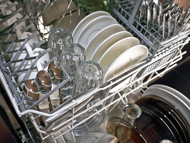 Ajoutez une ou deux gouttes dans votre lave-vaisselle ou  votre dtergent  vaisselle habituel.