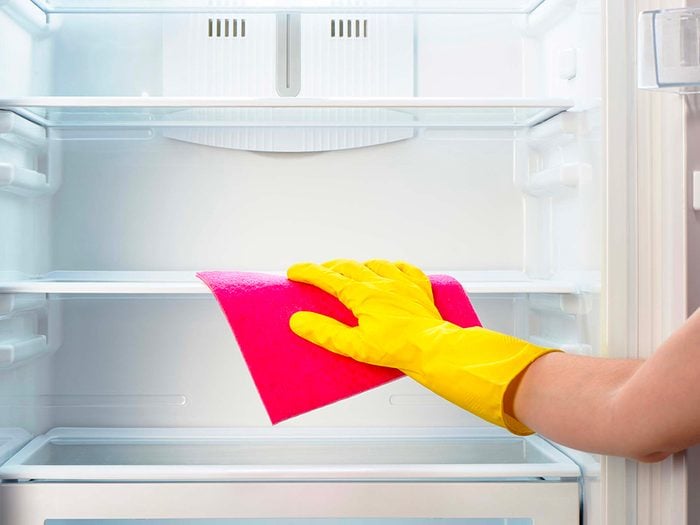 Vaporisez du peroxyde d’hydrogène dans un lave-vaisselle vide ou un réfrigérateur nettoyé.