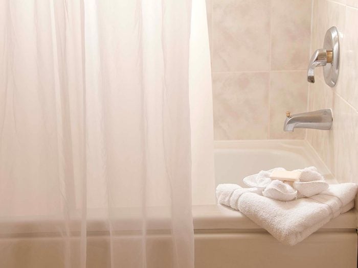 Éliminez la saleté du rideau de douche avec du peroxyde d'hydrogène.