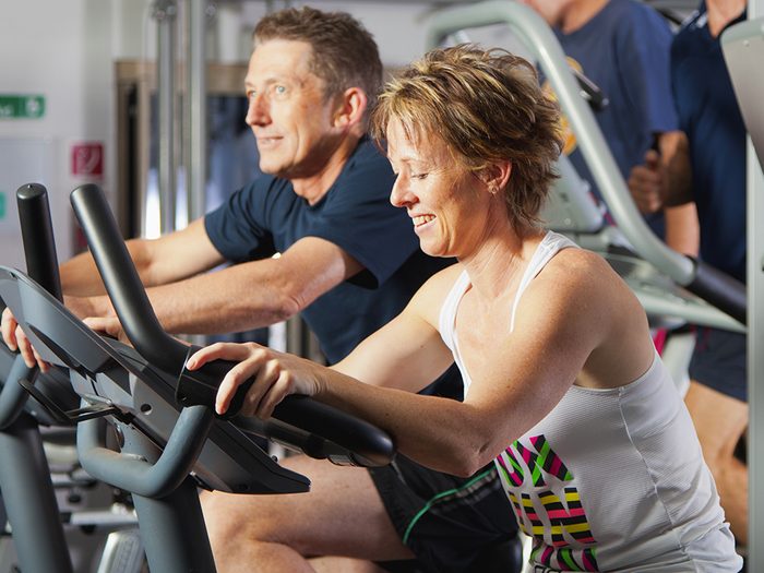 Les personnes faisant du sport en couple déclarent un nombre plus élevé de séances d’entraînement et moins d’abandons.
