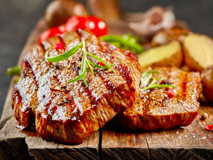 Consommer trop de protéines animales accroit les risques de développer un large éventail de maladies chroniques en raison des acides aminés contenus dans la viande, révèle une étude.