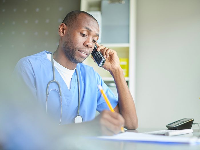 COVID-19: les médecins demandent aux patients qui ont des symptômes de téléphoner avant de se présenter.