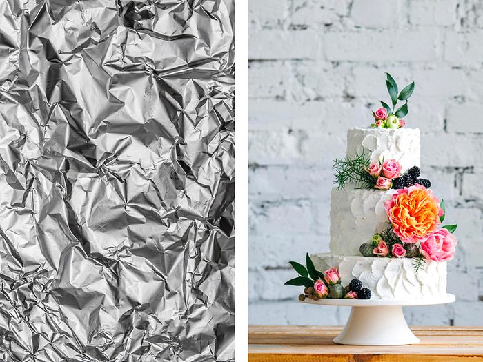 Décorer un gâteau avec de l'aluminium ménager.