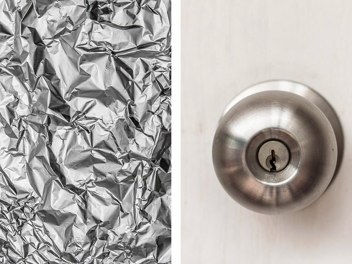 Protéger des poignées de porte avec de l'aluminium ménager.
