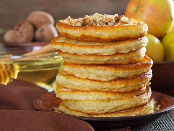 Repas cabane à sucre: Des crêpes aux pommes, noix et à la farine d'épeautre pour être comme à la cabane à sucre.