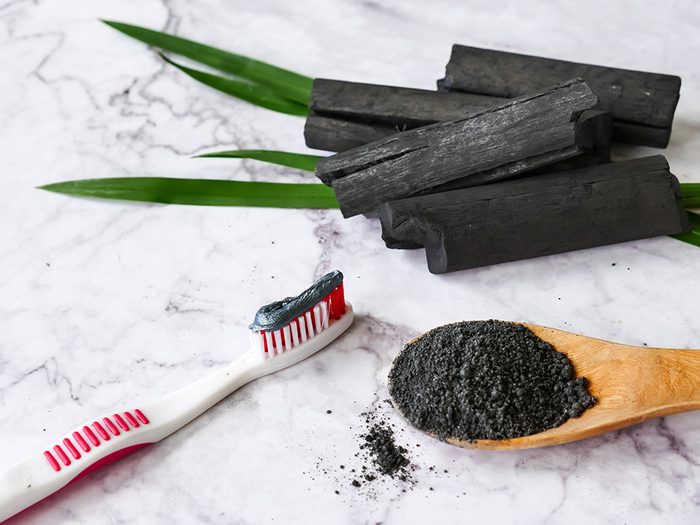 Le charbon actif est utilisé dans les dentifrices.