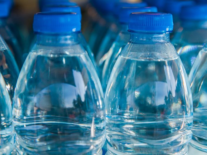 Économiser en évitant d'acheter de l'eau en bouteilles et en canettes.