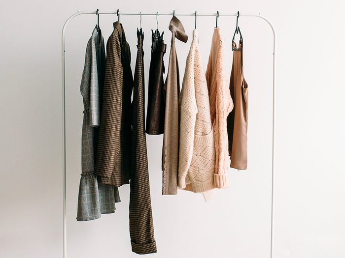 Avant d’acheter du neuf, prenez le temps d’envisager les vêtements d’occasion et vintage pour économiser. 