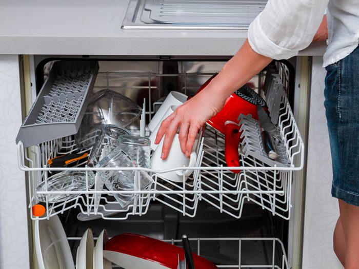 Vider le lave-vaisselle est l'un des gestes quotidiens qui peuvent blesser le corps.