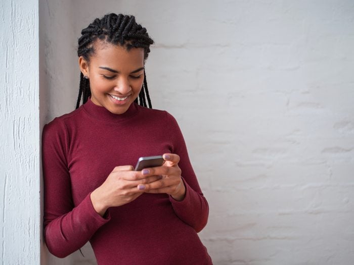 Avoir la tête constamment penchée sur son téléphone est l'un des gestes quotidiens qui peuvent blesser le corps.