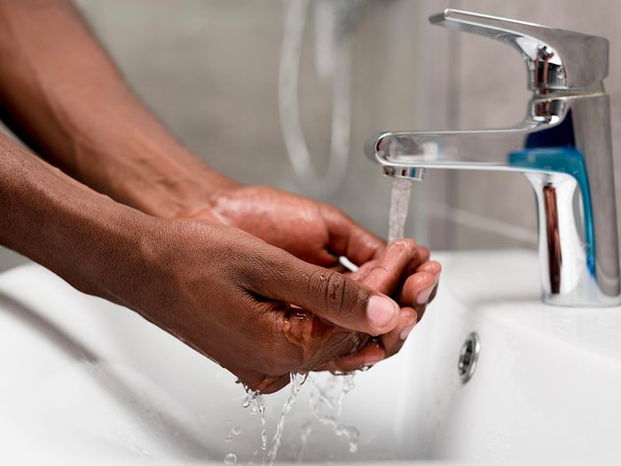 Se laver les mains pour prévenir les maladies.