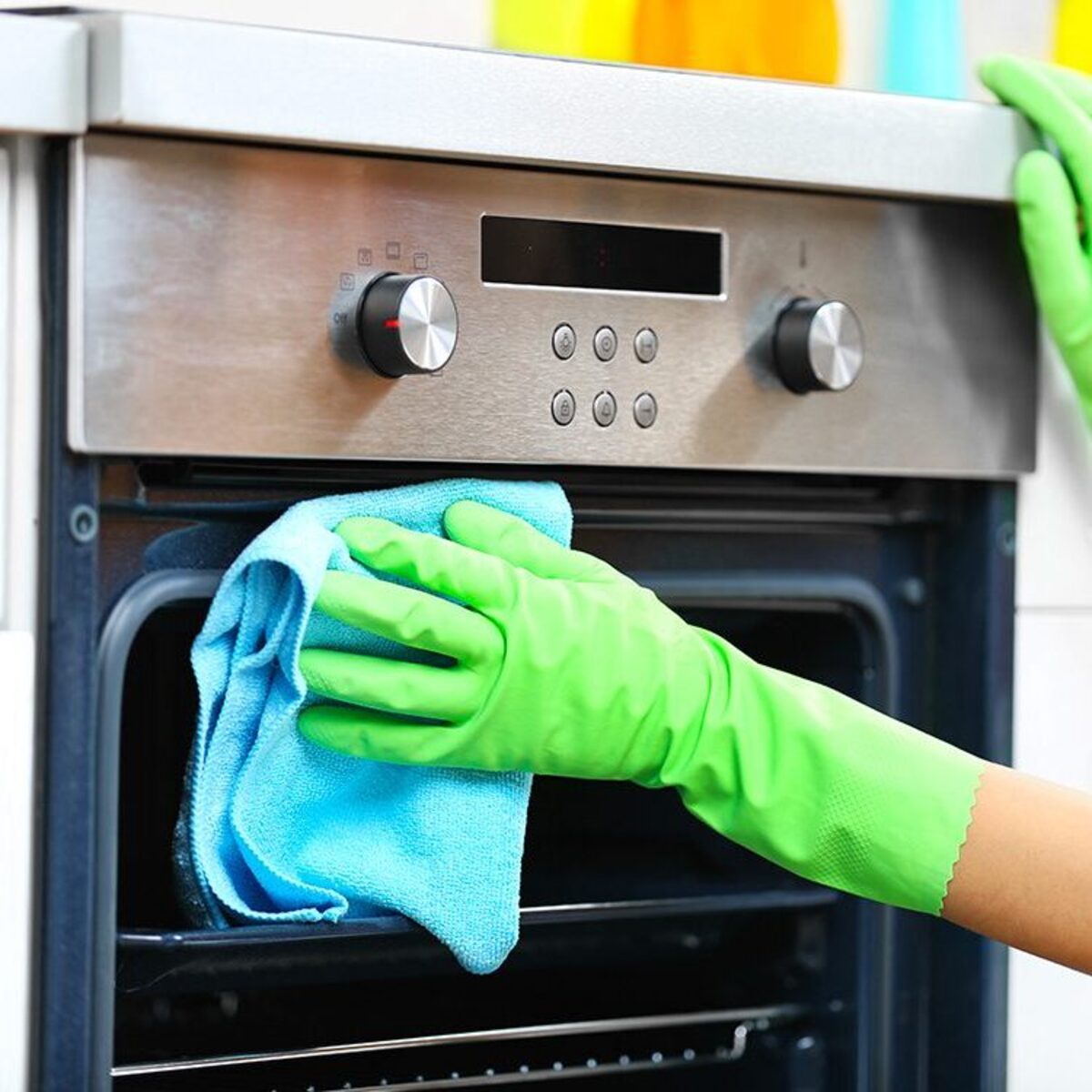 Nettoyage plaque de cuisson : 9 astuces pour enlever la graisse