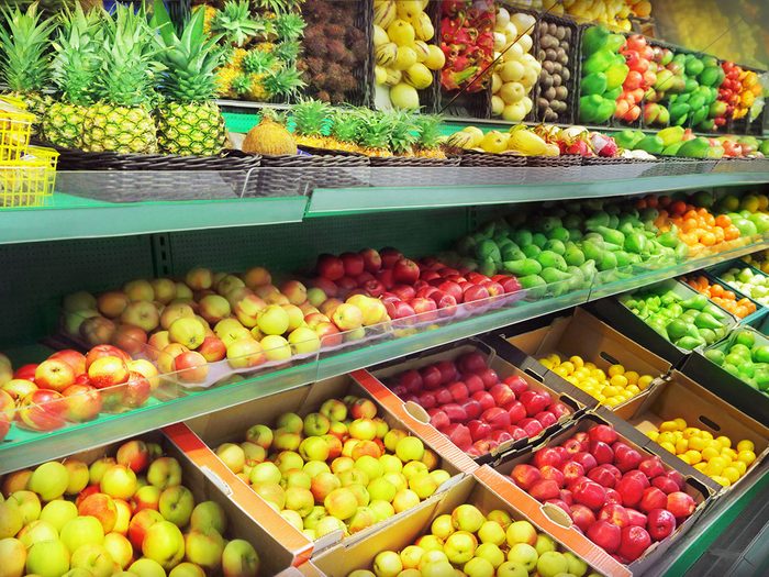 Le supermarché recycle les fruits et légumes qui ne se vendent pas à temps.