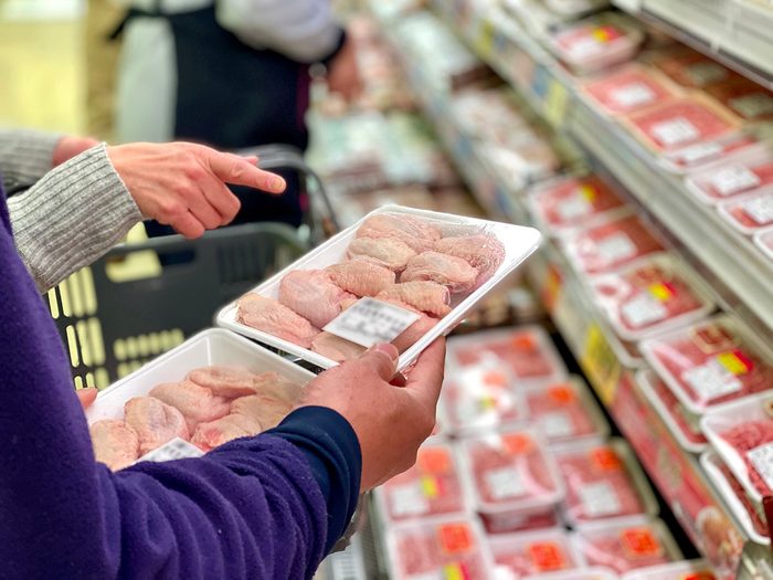 Essayez de voir à quel moment votre boucher met les paquets de viande en rabais au supermarché.