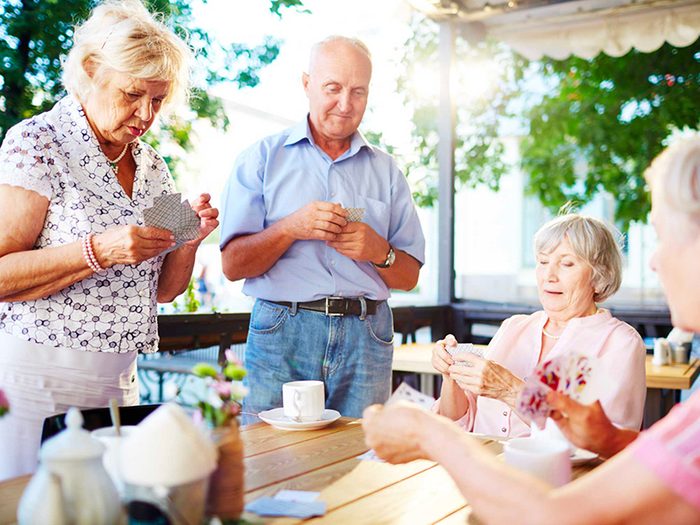 Socialisez davantage sur le tard pour vivre plus vieux. 