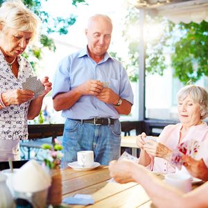 Socialisez davantage sur le tard pour vivre plus vieux.