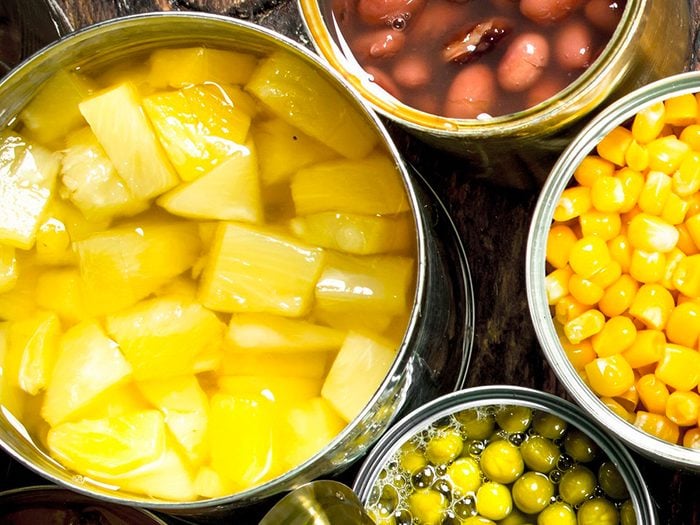 Les fruits, légumes et haricots en conserve sont des aliments non périssables à toujours avoir dans son garde-manger.