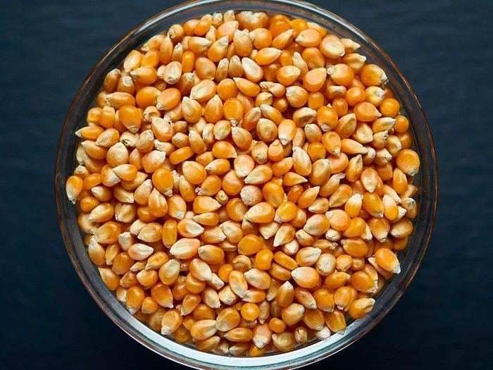 Le maïs à éclater est l'un des aliments non périssables à toujours avoir dans son garde-manger.