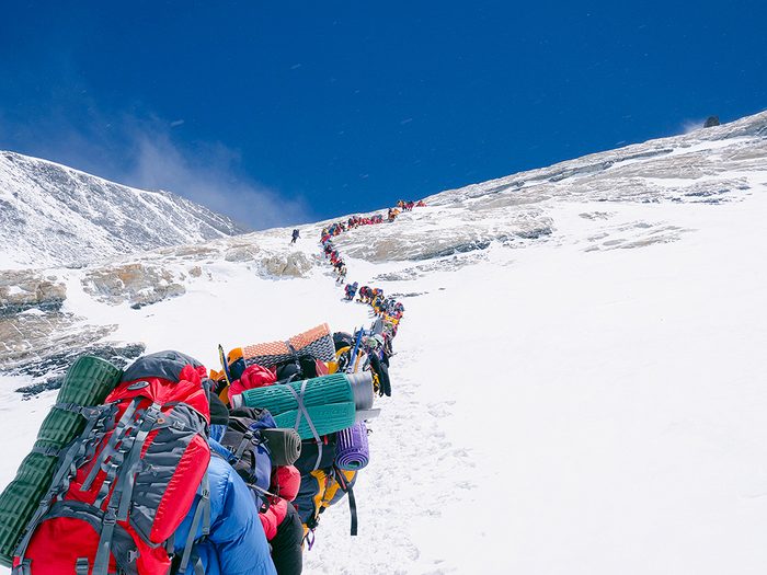 Densité de population: les touristes au Népal s’attaquent au mont Everest.