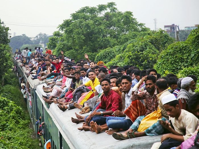 Densité de population: il y a du monde même sur le train au Bengal pour participer à l’Aïd al-Fitr.
