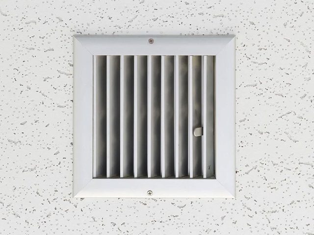 Nettoyez la grille du ventilateur de la salle de bains lors du grand mnage de printemps.