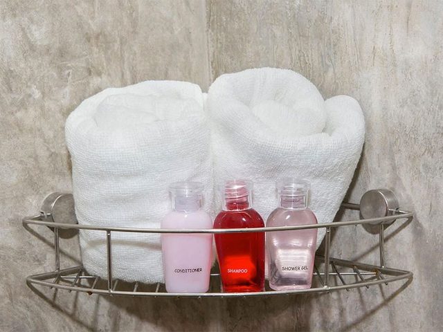 Nettoyez le serviteur de douche lors du grand mnage de printemps.