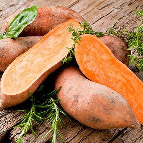 La patate douce est un aliment qui hydrate la peau.