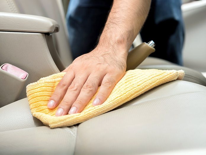 Du vinaigre pour nettoyer vos sièges et laver sa voiture.