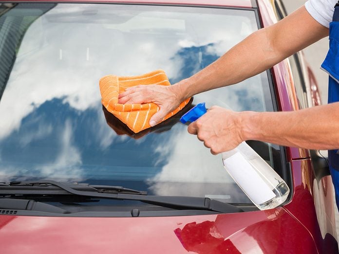 Utiliser une solution d'ammoniaque pour laver sa voiture.