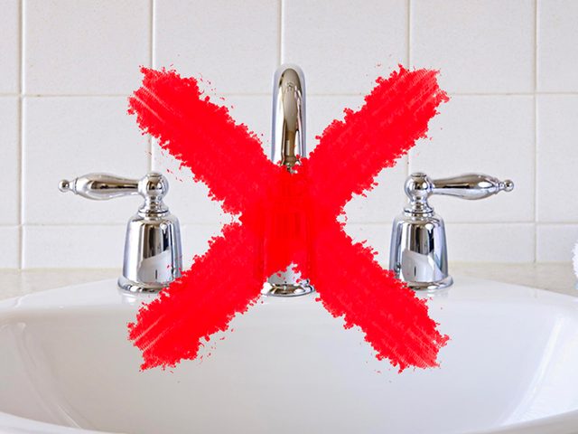 N'utilisez pas de lingettes antibactriennes sur les comptoirs et accessoires de salle de bain.