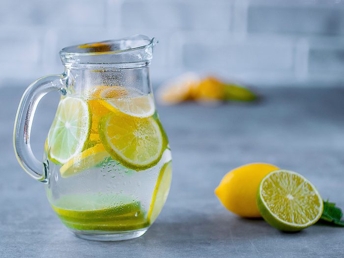 Maigrir sans se priver c'est possible en buvant de l'eau citronnée.