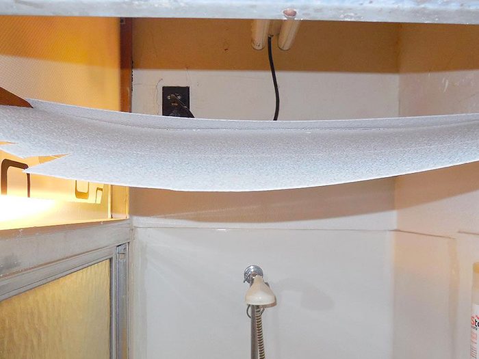 N’essayez pas cela à la maison: lumières fluorescentes au-dessus d’une douche.
