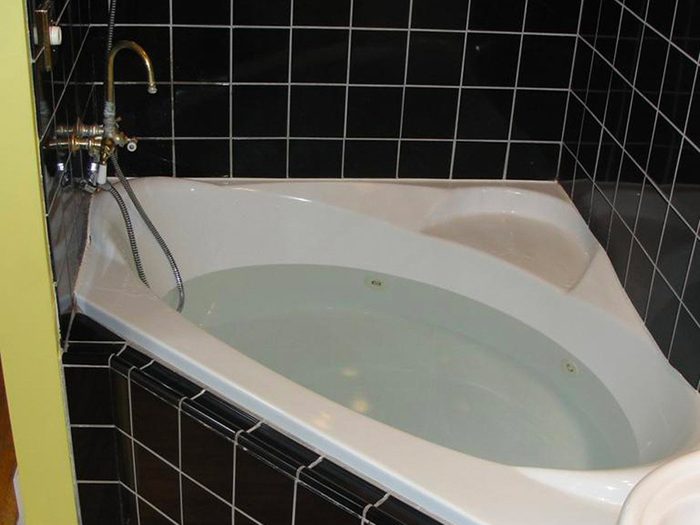 N’essayez pas cela à la maison: un robinet de cuisine pour remplir votre bain.