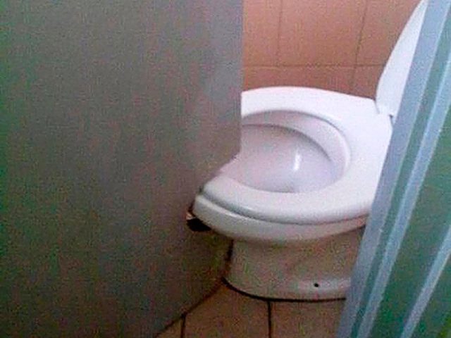 Nessayez pas cela  la maison: dcoupe de porte de toilettes.
