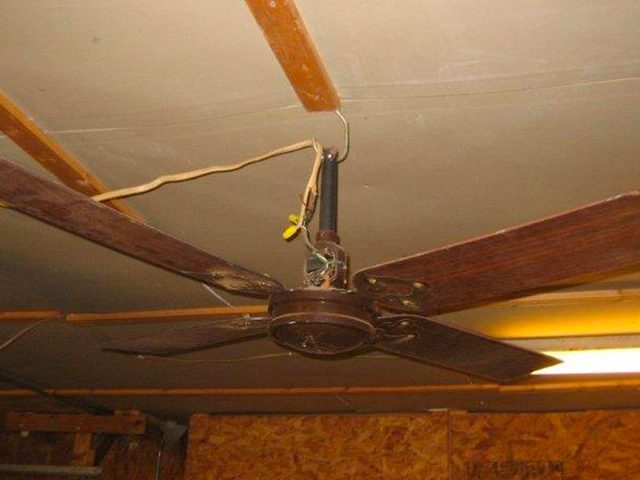 Nessayez pas cela  la maison: fixer un ventilateur de plafond uniquement avec du fil lectrique.