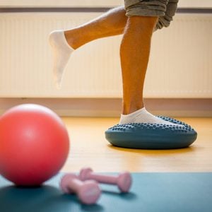 Autodiagnostic: se tenir en équilibre sur un pied fait partie des tests de dépistage.
